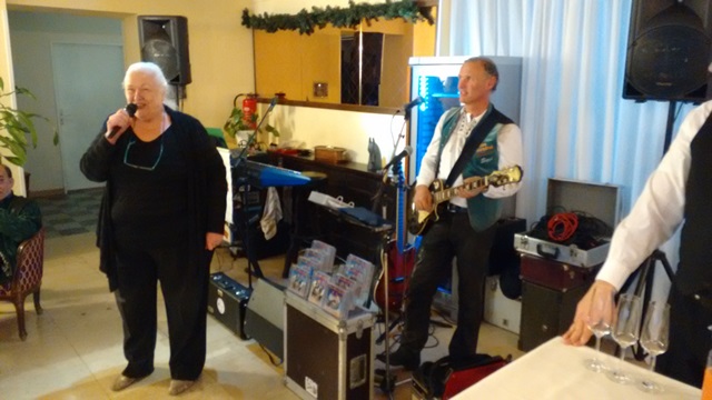 10 Frau Erika begruesst in deutscher und italienischer Sprache.jpg